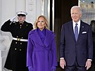 Prezident Joe Biden a první dáma Jill Bidenová vycházejí p�ivítat...