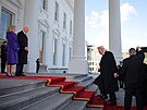 Prezident Joe Biden a první dáma Jill Bidenová vítají nov� zvoleného prezidenta...