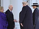 Prezident Joe Biden a první dáma Jill Bidenová vítají nov� zvoleného prezidenta...