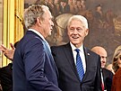 Bývalý americký prezident Bill Clinton a George W. Bush p�ed inaugurací Donalda...