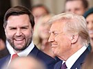 Donald Trump (vpravo) a J. D. Vance (vlevo) na pódiu ped sloením písahy...
