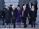 Americký prezident Donald Trump krá�í s první dámou USA Melanií Trumpovou,...