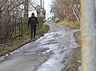 Lidi z Jaroslavic tr�p� namrzaj�c� spla�ky vyt�kaj�c� na cestu. (leden 2025)