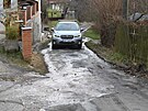 Lidi z Jaroslavic tr�p� namrzaj�c� spla�ky vyt�kaj�c� na cestu. (leden 2025)