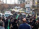 Místní obyvatelé drí vlajky Hizballáhu a shromaují se v Burj al-Muluk,...