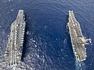 Nová letadlová lo� USS Gerald R. Ford (CVN 78, vlevo) a star�í USS Harry S....