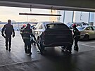 Hasi�i pomoc� speci�ln�ch voz�k� um�st�n�ch pod kola odt�hli ukraden� audi...