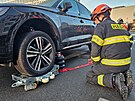 Hasi�i pomoc� speci�ln�ch voz�k� um�st�n�ch pod kola odt�hli ukraden� audi...