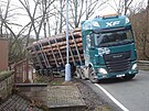 Na v�padovce z �st� nad Orlic� se mal�m p�evr�til kamion s kl�dami. (29. ledna...