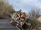 Na v�padovce z �st� nad Orlic� se mal�m p�evr�til kamion s kl�dami. (29. ledna...