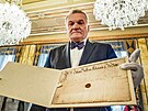 Prim�tor Prahy Bohuslav Svoboda s cenn�mi dokumenty (28. ledna 2025)
