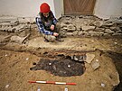 Archeolog �imon Kochan v p��zemn� m�stnosti rohov�ho domu na n�m�st�, kde se...