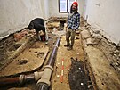 Archeolog �imon Kochan (vpravo) s kolegou v p��zemn� m�stnosti rohov�ho domu na...