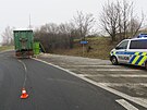 Nehoda n�kladn�ho vozu v Hranic�ch. �idi� vezouc� kontejnery s odpadem soupravu...