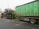 Nehoda n�kladn�ho vozu v Hranic�ch. �idi� vezouc� kontejnery s odpadem soupravu...
