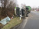 Nehoda n�kladn�ho vozu v Hranic�ch. �idi� vezouc� kontejnery s odpadem soupravu...