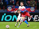 Matj Vydra z Plzn se snaí udret balon v zápase s Anderlechtem.