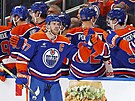 Connor McDavid (97) slaví gól se spoluhrá�i z Edmonton Oilers.