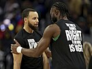 Stephen Curry (vlevo) z Golden State Warriors a Jaylen Brown z Boston Celtics...