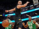 Stephen Curry (uprosted) z Golden State Warriors se otáí za letícím míem v...