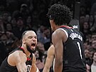 Amen Thompson (1) a Dillon Brooks slaví vítznou trefu prvního jmenovaného a...