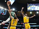 Jayson Tatum (0) z Boston Celtics zakonuje na ko Los Angeles Lakers, brání ho...