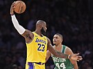 LeBron James (vlevo) z Los Angeles Lakers útoí v zápase s Boston Celtics,...