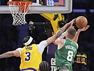 Kristaps Porzingis z Boston Celtics zakonuje na ko Los Angeles Lakers,...