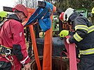 Hasi�i v H�ibsku tahali kr�vu ze studny. (27. ledna 2025)