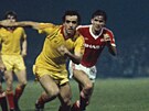 Ladislav Vízek v dresu Dukly Praha prochází obranou Manchesteru United b�hem...