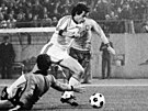�eskoslovensko - �védsko v kvalifikaci o ME 1980. Ladislav Vízek obchází...