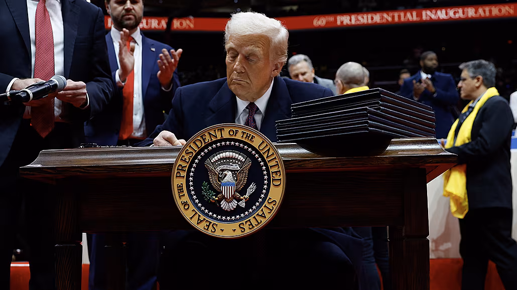 Trump�v den �.1 a smr�� dekret�