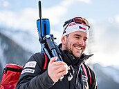 Trenér Luká Dostál s nezbytným trenérským dalekohledem na stelnici v...