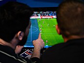 Pohled do centrály VAR v pra�ské Michli. Ovládání kalibrované �á�e si...