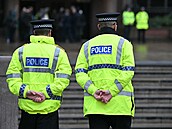 Britská policie st�e�í budovu soudu v Liverpoolu, který projednává p�ípad...