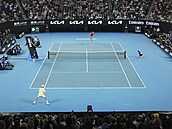 Fanou�ci v Aren� Roda Lavera sledují finále Australian Open mezi Jannikem...