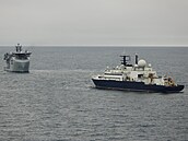 Lo britského námonictva sleduje ruské pionání plavidlo Jantar v Lamanském...