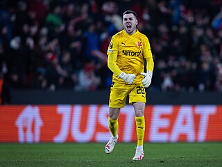 Slávistický branká Ale Mandous se raduje po jednom z gól proti Servette...