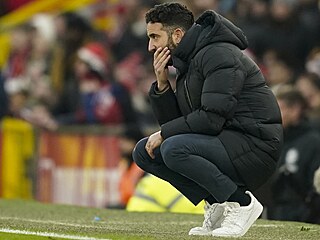 Rúben Amorim, trenér fotbalist� Manchesteru United, sleduje výkon svých...