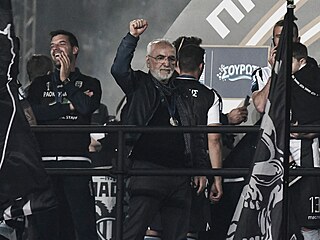 Majitel eckého PAOKu Ivan Savvidis slaví s hrái zisk titulu.