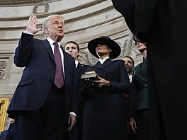 Donald Trump skládá p�ísahu v den své prezidentské inaugurace v Rotund�...