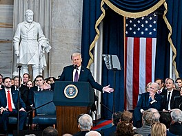 Americký prezident Donald J. Trump hovo�í po slo�ení p�ísahy v Rotund� Kapitolu...