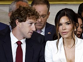 Generální �editel spole�nosti Meta Mark Zuckerberg a snoubenka majitele Amazonu...