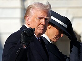 Americký prezident Donald Trump gestikuluje vedle první dámy USA Melanie...