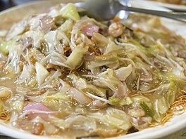 Sara udon je specialita z Nagasaki. P�ipravuje se z k�upavých sma�ených nudlí,...