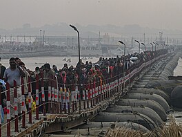 Hinduisté se p�i svátku Kumbhaméla koupají ve svatých �ekách, aby dosáhli...