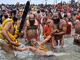 U� týden probíhá na soutoku svatých �ek Gangy, Jamuny a mytologické Sarasvatí...