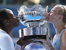 Kate�ina Siniaková a Ameri�anka Taylor Townsendová líbají trofej pro vít�zky...