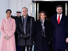 Neúsp�ná kandidátka na prezidentku Kamala Harrisová (druhá zleva) je pov�stná...