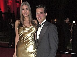 V jejím atníku pevaovaly lesklé materiály, které vypadaly ponkud lacin a...